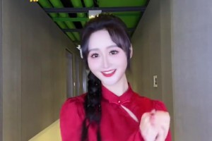 女主播果果：龙年的班就上到这，给大家拜年啦，咱们蛇年见！