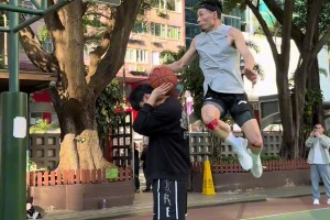 陈登星晒飞扣视频配文：首中国人完成的动作《反跨下背扣》
