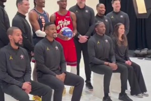 断档西部第一！雷霆教练组全体成员与SGA和杰伦威合照