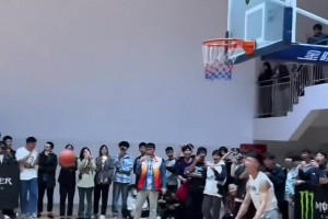 国内牛人！这超高自抛扣篮在NBA扣篮大赛能拿满分吗？