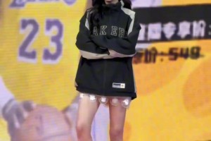 美娜看球时偷偷脱鞋，被摄像机发现赶紧穿回来