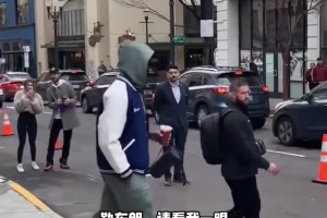 詹姆斯现身开拓者球馆外！球迷激动大喊：勒布朗，请看我一眼！