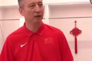 赢球总归是开心的，赛后中国篮协副秘书长徐岚女士来到更衣室道贺