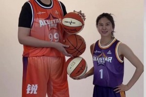 身高差距三个球！2米23的张子宇和1米8的王思雨合影，这反差简直了