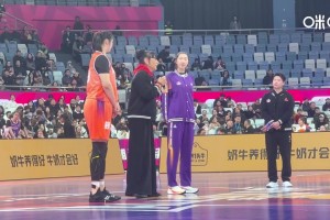 中国女篮三代巨塔！郑海霞&韩旭&张子宇赛前站在一起