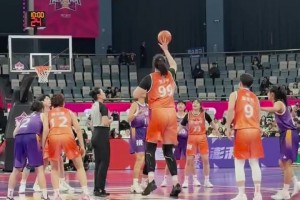2米24的张子宇在WCBA星锐赛上这么打球，有种大人打小孩的既视感