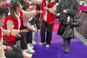 时尚感拉满！李梦这个出场，真有点超模的感觉了