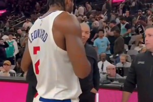 太感慨了！小卡和波波维奇拥抱交谈，泰伦卢识趣地离开了！