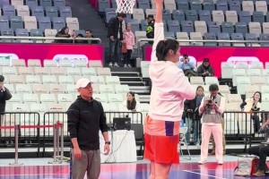 顶级天赋！张子宇单手抓球摸板拉伸