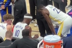 乖巧！巴特勒坐着讲战术，追梦撑着膝盖认真听