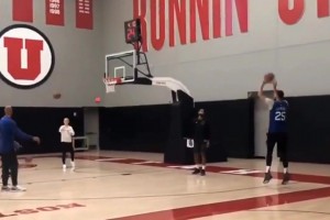 最后一球顶着防守也中！本-西蒙斯训练中底角三分4连击~