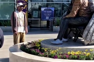 一切尽在不言中！欧文面对科比和GiGi的雕像陷入沉思……