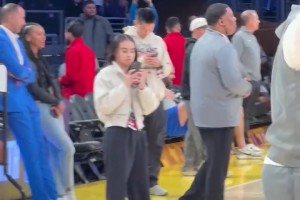 东契奇赛前投篮热身，身后的独行侠总经理尼克-哈里森在偷瞟