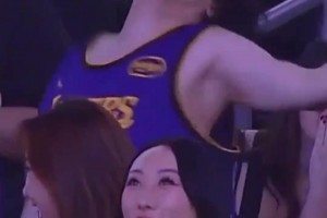 女球迷身穿八村塁球衣疯狂尬舞 差点跳到缺氧了？？？