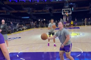 小科比回来了！克里斯蒂穿着独行侠训练服在湖人主场热身