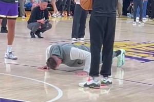 是你说我胖吧？东契奇做俯卧撑上演暴扣 身后远处便是侠GM尼科