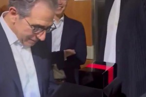 汤普森将2022年的冠军戒指送给帮助他修复跟腱的医生。