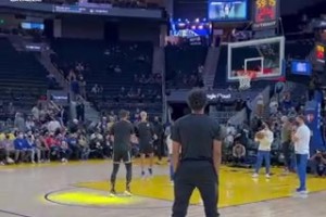 库里赛前杂耍式投篮热身，半场三分+彩虹抛投，一个不丢