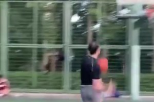 货真价实！哥们真完成了双胯下换手扣篮！