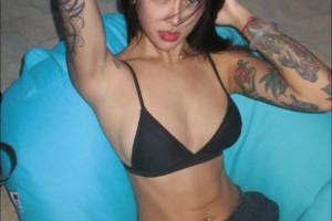 李添荣女友大秀海边比基尼招 小麦肤色十分亮眼！