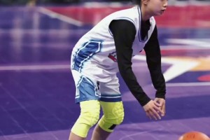 青川小女篮单挑男生，篮下脚步惊艳全场！