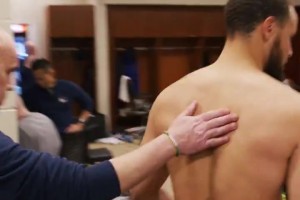 真没一点架子!库里虽是球队老大 在采访后回更衣室一一握手队友