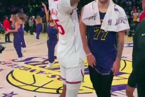 上赛季在独行侠一起打进总决赛！东契奇赛后和小琼斯聊得很开心