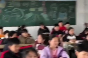 体育老师上课放湖人雄鹿比赛 带领学生齐喊：湖人总冠军！