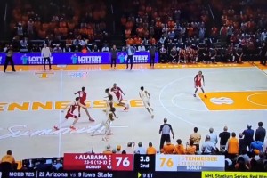 疯狂三月要来了！NCAA超远logo压哨三分绝杀 全场沸腾！