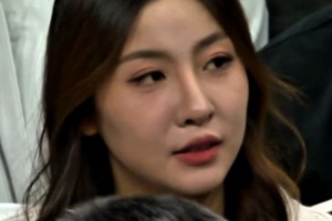 颜值真高！高诗岩携妻子观看CBA星锐比赛