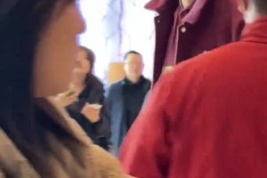 胡金秋带妻子前往全明星现场，俩人挺般配