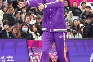 三代女篮同框，2米24的张子宇这天赋快要溢出屏幕了...
