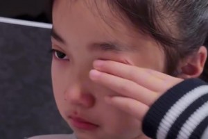 当得知欧文前交叉韧带撕裂赛季报销之后 记者女儿伤心落泪