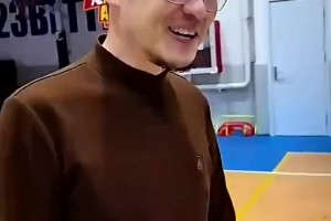 小女孩：詹姆斯都不走步，我能走步吗？杨毅：少看点湖人比赛！