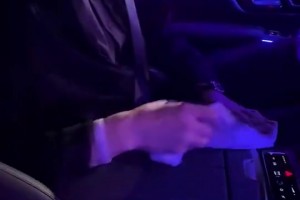 克莱帮球迷签名，在谈到欧文受伤时，克莱：太TM糟糕了！