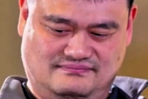 王治郅：现在球员喝口水都看手机，这不能帮你把球投进