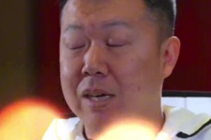 另类！王治郅至今没有微信！巴特尔好奇如何扫码支付！