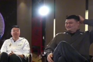 姚明：当时年少轻狂 我和大郅在过道上擦肩而过 互不打招呼~
