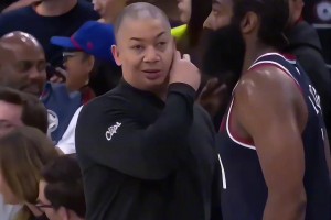 解说员：杜登欧这哥仨目前号称泪目三人组 这段打的最长的就这仨