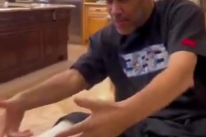 心态还不错！球爹展示自己截肢的右腿，精神状态十分好