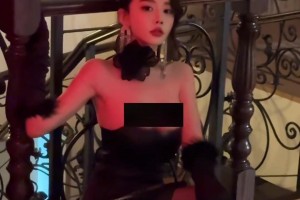 黑丝长腿！因坐在詹姆斯身后而爆红的女星周麟嘉一身黑色系拍写真