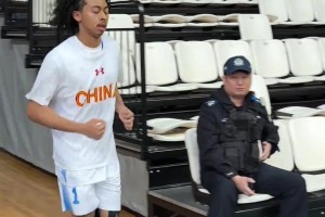 “属于中国的美式后卫朱正”