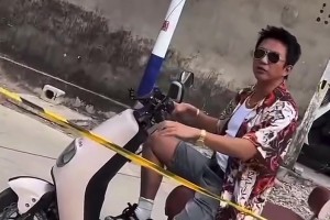很接地气！邓超骑小电驴向路人约球