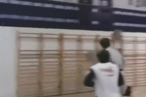 东契奇突破速度慢原因找到了，原来是一直有一个线在后面拉着他啊