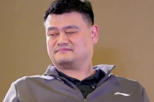 姚明、王治郅、巴特尔“仨大个”再聚首，鼓励球员间多交流。