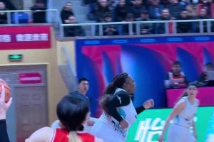 感受一下福建众腾女篮内线巨无霸班克斯的压迫感！