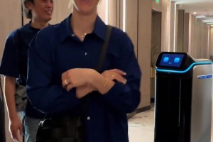 “女库里”约内斯库中国行被送餐机器人惊呆：好先进啊！！
