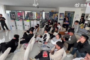 国内库里球迷齐聚一起看球！当库里4000记三分瞬间集体庆祝！
