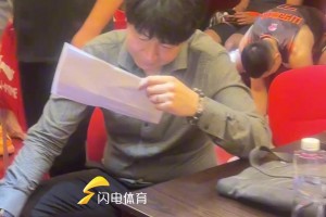山东高速男篮惜败山西，邱彪盯着技术统计表看了很久...