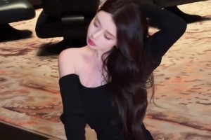 这么美的背不拔罐！此前坐老詹身后的美女球迷周麟嘉更新了